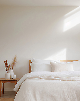 JPG 편집이미지 행복 탁자 갈대 사람없음 인테리어 햇빛 꽃병 깨끗함 침실 흰색 침대 편안함 안락 편집실사 AI포토 AI콘텐츠 식물 디자인 꽃 감정 컬러 가구 컨셉 태양 감각 CG 파일형식