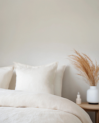 JPG 편집이미지 행복 탁자 갈대 사람없음 인테리어 꽃병 깨끗함 침실 흰색 침대 편안함 안락 편집실사 AI포토 AI콘텐츠 식물 디자인 꽃 감정 컬러 가구 컨셉 감각 CG 파일형식