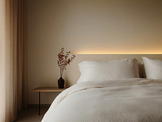 JPG 편집이미지 행복 탁자 조명 사람없음 인테리어 꽃병 깨끗함 침실 침대 커튼 편안함 베이지색 안락 편집실사 AI포토 AI콘텐츠 디자인 꽃 감정 컬러 가구 컨셉 감각 CG 파일형식