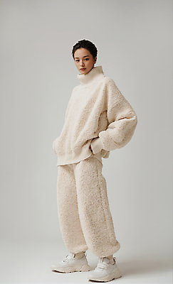 JPG 전신 편집이미지 옷 여자 패션 바지 따뜻함 한명 성인 흰색 편안함 스웨터 주머니손 의료성형뷰티 스타일 성인여자한명만 편집실사 AI인물포토 AI콘텐츠 1 컬러 상의 모션 하의 사람 감각 CG 여자한명만 성인여자만 파일형식 AI포토