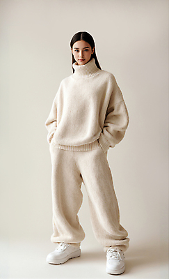 JPG 전신 편집이미지 옷 여자 패션 바지 한명 서기 성인 캐주얼 스웨터 주머니손 베이지색 의료성형뷰티 스타일 성인여자한명만 편집실사 AI인물포토 AI콘텐츠 1 컬러 상의 모션 하의 사람 CG 여자한명만 성인여자만 파일형식 AI포토