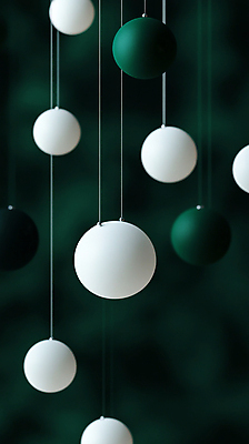 JPG 편집이미지 줄 매달리기 사람없음 초록색 흰색 원형 입체 단순화된 오브제 오너먼트 편집실사 AI컴퓨터그래픽 AI콘텐츠 도형 컬러 크리스마스장식 모션 CG 파일형식