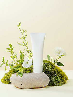 JPG 편집이미지 자연 사람없음 초록색 화장품 돌_바위 풀 크림 튜브 스킨케어 튜브용기 목업 편집소스 편집실사 AI포토 AI콘텐츠 식물 컬러 뷰티 용기_그릇 CG 생태계 파일형식