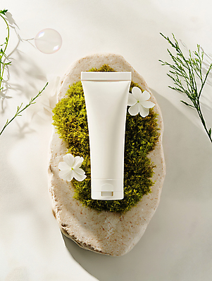 JPG 편집이미지 자연 사람없음 화장품 돌_바위 흰색 풀 비눗방울 튜브 스킨케어 튜브용기 목업 편집소스 편집실사 AI포토 AI콘텐츠 식물 컬러 뷰티 용기_그릇 CG 생태계 파일형식