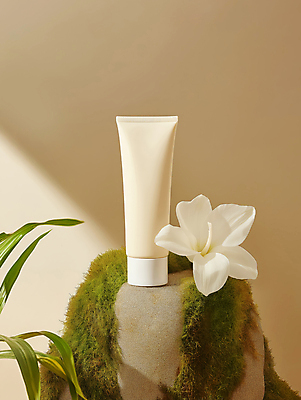 JPG 편집이미지 꽃 자연 사람없음 화장품 돌_바위 풀 크림 튜브 스킨케어 베이지색 튜브용기 목업 편집소스 2025년 트렌드컬러 편집실사 모카무스 AI포토 AI콘텐츠 식물 컬러 뷰티 용기_그릇 연도 CG 생태계 파일형식