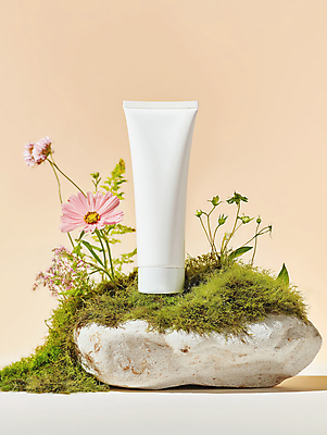 JPG 편집이미지 자연 사람없음 주황색 화장품 돌_바위 풀 튜브 스킨케어 튜브용기 목업 편집소스 편집실사 AI포토 AI콘텐츠 식물 컬러 뷰티 용기_그릇 CG 생태계 파일형식