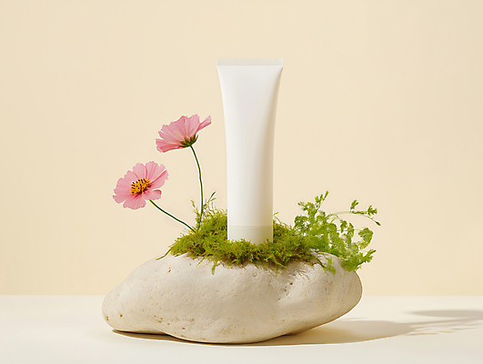 JPG 편집이미지 꽃 자연 사람없음 노란색 화장품 돌_바위 풀 튜브 스킨케어 튜브용기 목업 편집소스 편집실사 AI포토 AI콘텐츠 식물 컬러 뷰티 용기_그릇 CG 생태계 파일형식