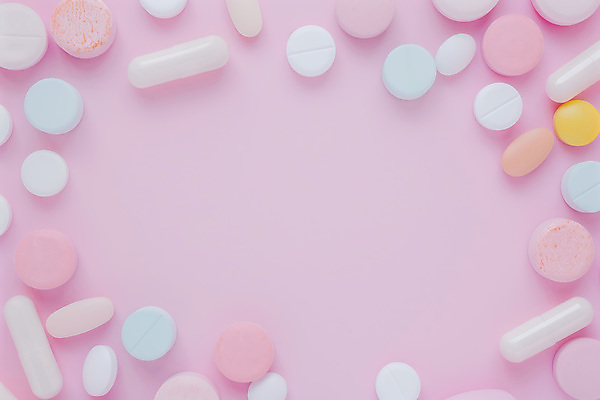 JPG 편집이미지 분홍색 백그라운드 패턴 건강 사람없음 알약 처방 비타민 영양제 치료제 카피스페이스 편집실사 AI포토 AI콘텐츠 컬러 무늬 의학 약 공백 CG 영양소 파일형식