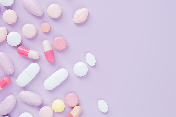JPG 편집이미지 백그라운드 패턴 건강 사람없음 알약 보라색 처방 비타민 영양제 치료제 카피스페이스 편집실사 AI포토 AI콘텐츠 컬러 무늬 의학 약 공백 CG 영양소 파일형식