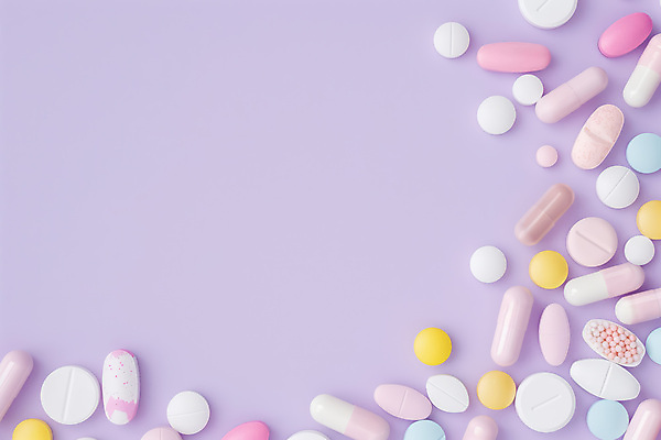 JPG 편집이미지 백그라운드 패턴 건강 사람없음 알약 보라색 처방 비타민 영양제 치료제 카피스페이스 편집실사 AI포토 AI콘텐츠 컬러 무늬 의학 약 공백 CG 영양소 파일형식