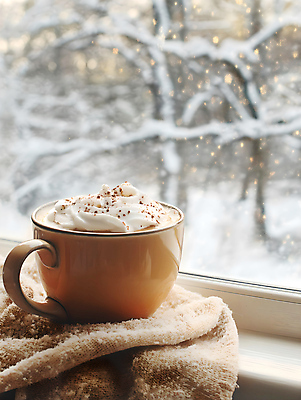 JPG 편집이미지 겨울 창문 사람없음 컵 초콜릿 눈 천 코코아 베이지색 편집실사 AI포토 AI콘텐츠 자연요소 식기 계절 음료 컬러 날씨 디저트 직물 CG 파일형식