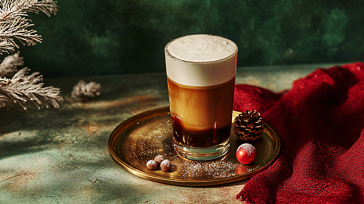 JPG 편집이미지 열매 커피 크리스마스 겨울 사람없음 초록색 카페 커피잔 천 컵받침 메뉴 솔방울 솔잎 비엔나커피 슈가파우더 신상품 편집실사 AI포토 AI콘텐츠 식물 계절 기념일 음료 컬러 잎 잔 상점 직물 상품 받침대 CG 파일형식