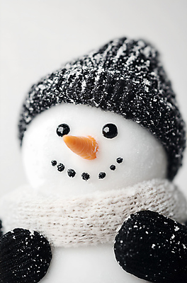 JPG 편집이미지 모자 크리스마스 겨울 눈사람 선물 사람없음 목도리 흰색 눈 감성 손모아장갑 편집실사 AI포토 AI콘텐츠 자연요소 잡화 계절 기념일 컬러 장갑 컨셉 날씨 CG 파일형식