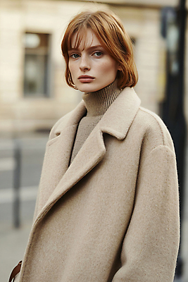 JPG 편집이미지 응시 옷 여자 패션 겨울 거리 한명 성인 코트 터틀넥 준비 주문 베이지색 아우터 의료성형뷰티 성인여자한명만 편집실사 프리오더 AI인물포토 AI콘텐츠 1 시선 계절 컬러 사람 외투 스웨터 CG 신조어 여자한명만 성인여자만 파일형식 AI포토