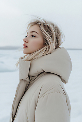 JPG 편집이미지 옷 여자 패션 겨울 바람 한명 성인 설원 외투 준비 주문 패딩 아우터 의료성형뷰티 성인여자한명만 편집실사 프리오더 AI인물포토 AI콘텐츠 자연요소 1 계절 상의 날씨 눈_날씨 사람 점퍼 CG 신조어 여자한명만 성인여자만 파일형식 AI포토