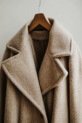 JPG 편집이미지 옷 패션 겨울 사람없음 코트 옷걸이 준비 주문 베이지색 아우터 편집실사 프리오더 AI포토 AI콘텐츠 계절 컬러 외투 CG 신조어 파일형식