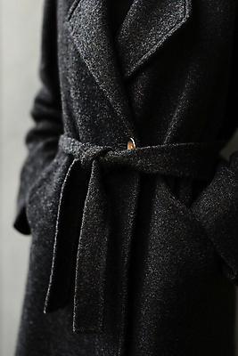 JPG 편집이미지 옷 패션 겨울 사람없음 검은색 코트 준비 매듭 주문 아우터 편집실사 프리오더 AI포토 AI콘텐츠 계절 컬러 외투 CG 신조어 파일형식