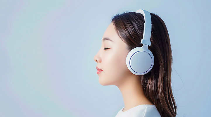 JPG 편집이미지 여자 음악 하늘색 한명 성인 눈감음 헤드폰 헤드셋 음악감상 의료성형뷰티 성인여자한명만 편집실사 AI인물포토 AI콘텐츠 1 음향기기 모션 문화예술 사람 파란색 감상 CG 여자한명만 성인여자만 파일형식 AI포토