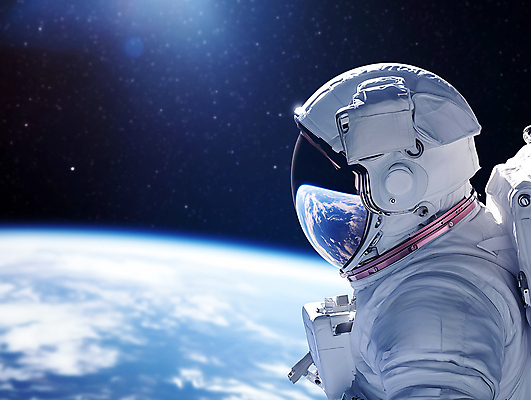 JPG 편집이미지 응시 지구 여행 한명 사람 성인 옆모습 반사 우주 우주비행사 신비 우주복 우주여행 몽환 내려보기 편집실사 AI컴퓨터그래픽 AI콘텐츠 1 시선 옷 뷰포인트 컨셉 모션 CG 파일형식