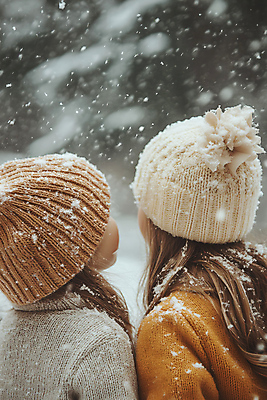 JPG 편집이미지 모자 응시 여자 행복 어린이 겨울 털모자 소녀 상반신 두명 뒷모습 친구 눈 니트 첫눈 의료성형뷰티 소녀만 편집실사 AI인물포토 AI콘텐츠 자연요소 모자_잡화 시선 잡화 계절 감정 뷰포인트 상의 관계 날씨 눈_날씨 사람 CG 여자만 어린이만 파일형식 AI포토