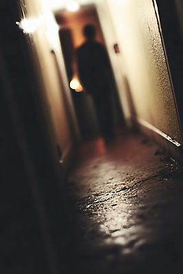 JPG 편집이미지 실루엣 그림자 한명 사람 성인 문 어둠 복도 고독 보케 좁은 사색 성인한명만 편집실사 AI인물포토 AI콘텐츠 1 감정 생각 촬영기법 CG 성인만 파일형식 AI포토