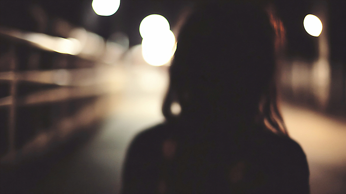 JPG 편집이미지 여자 실루엣 한명 사람 상반신 어둠 터널 고독 보케 사색 여자한명만 편집실사 AI인물포토 AI콘텐츠 1 감정 길 생각 촬영기법 CG 여자만 파일형식 AI포토