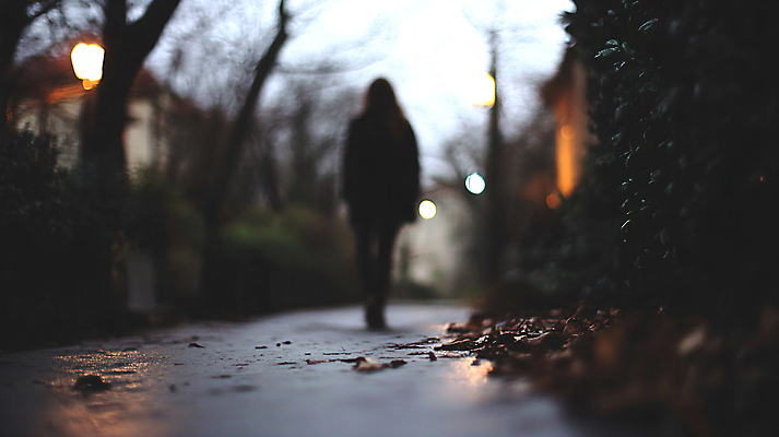 JPG 나무 편집이미지 실루엣 길 가로등 거리 한명 사람 성인 어둠 고독 보케 주택가 사색 길가 성인한명만 편집실사 AI인물포토 AI콘텐츠 식물 1 공공시설 감정 생각 촬영기법 CG 성인만 파일형식 AI포토