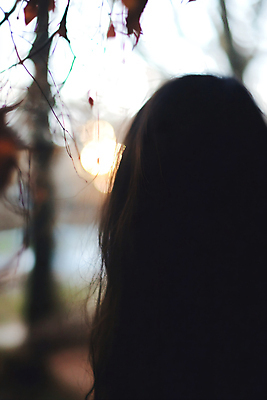 JPG 나무 편집이미지 공원 여자 실루엣 한명 사람 어둠 나뭇가지 고독 보케 사색 여자한명만 편집실사 AI인물포토 AI콘텐츠 식물 1 공공시설 감정 생각 촬영기법 CG 여자만 파일형식 AI포토