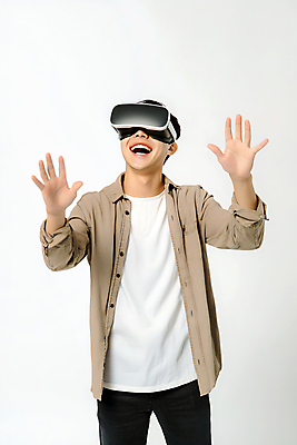 JPG 편집이미지 남자 한명 웃음 성인 손들기 체험 웨어러블 의료성형뷰티 가상현실 성인남자한명만 VR기기 편집실사 AI인물포토 AI콘텐츠 1 컨셉 모션 표정 사람 기계 CG 남자한명만 성인남자만 파일형식 AI포토