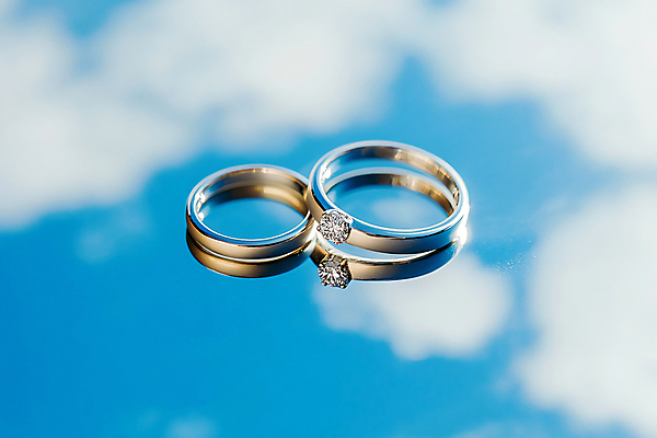 JPG 편집이미지 한쌍 결혼 하늘 사람없음 반사 반지 디지털합성 결혼반지 다이아몬드반지 편집소스 편집실사 웨딩밴드 AI포토 AI콘텐츠 장신구 이벤트 CG 파일형식