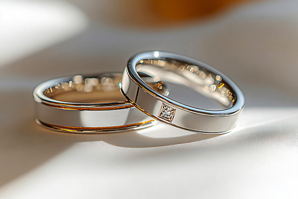 JPG 편집이미지 한쌍 결혼 그림자 사람없음 빛 반짝임 반지 디지털합성 결혼반지 편집소스 편집실사 웨딩밴드 AI포토 AI콘텐츠 장신구 모션 이벤트 CG 파일형식