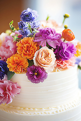 JPG 편집이미지 꽃 결혼 사람없음 장식 컬러풀 케이크 축하 생일 화려 디지털합성 편집실사 AI포토 AI콘텐츠 식물 기념일 컬러 컨셉 디저트 이벤트 CG 파일형식