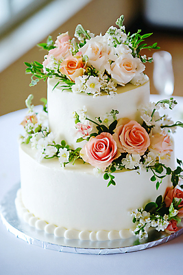 JPG 편집이미지 꽃 결혼 잎 사람없음 장식 케이크 축하 생일 화려 디지털합성 2단케이크 편집실사 AI포토 AI콘텐츠 식물 기념일 컨셉 디저트 이벤트 CG 파일형식