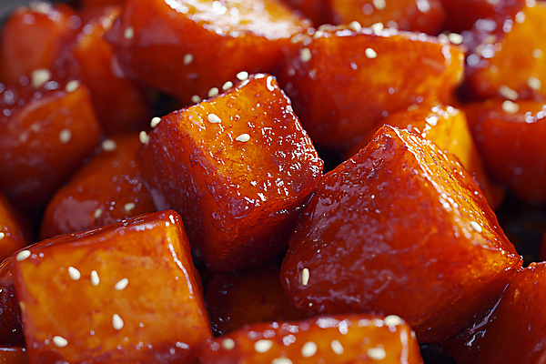 JPG 편집이미지 근접촬영 사람없음 주황색 디지털합성 고구마 깨 광택 맛탕 편집실사 AI포토 AI콘텐츠 음식 뷰포인트 컬러 식재료 뿌리채소 조미료 CG 파일형식