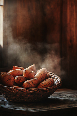 JPG 편집이미지 탁자 사람없음 갈색 바구니 수증기 디지털합성 담기 고구마 찐고구마 편집실사 AI포토 AI콘텐츠 컬러 가구 모션 뿌리채소 CG 찜 파일형식