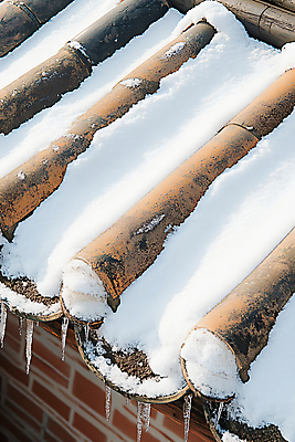 JPG 편집이미지 한국전통 겨울 기와 사람없음 눈 고드름 눈덮임 편집실사 AI포토 AI콘텐츠 자연요소 전통 계절 컨셉 날씨 한국 얼음 CG 파일형식