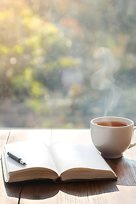 JPG 식물 편집이미지 여유 창문 사람없음 사무실 펜 공책 연기 차 디지털합성 편집실사 AI포토 AI콘텐츠 감정 음료 비즈니스 문구용품 필기구 CG 파일형식