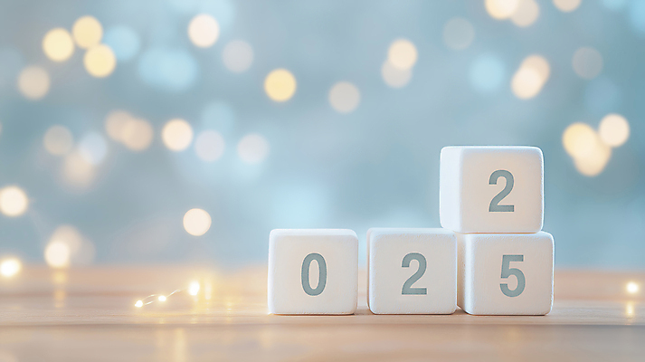 JPG 편집이미지 겨울 조명 새해 사람없음 빛 반짝임 숫자 쌓기 블록 흰색 큐브 보케 연말 연초 2025년 을사년 편집실사 AI포토 AI콘텐츠 문자 계절 컬러 모션 연도 CG 파일형식