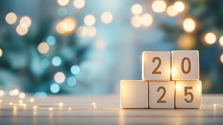 JPG 편집이미지 겨울 조명 새해 사람없음 빛 반짝임 숫자 쌓기 큐브 보케 연말 연초 나무블록 2025년 을사년 편집실사 AI포토 AI콘텐츠 문자 계절 모션 목재 블록 연도 CG 파일형식