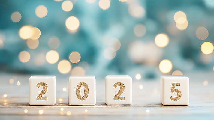 JPG 편집이미지 겨울 조명 새해 사람없음 빛 반짝임 숫자 큐브 보케 연말 연초 나무블록 2025년 을사년 편집실사 AI포토 AI콘텐츠 문자 계절 모션 목재 블록 연도 CG 파일형식