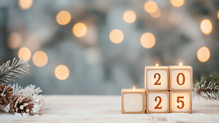 JPG 편집이미지 기념일 크리스마스 겨울 초 조명 새해 사람없음 초록색 빛 반짝임 숫자 노란색 쌓기 블록 눈 큐브 보케 연말 연초 2025년 을사년 편집실사 AI포토 AI콘텐츠 자연요소 문자 계절 컬러 모션 날씨 이벤트 연도 CG 파일형식