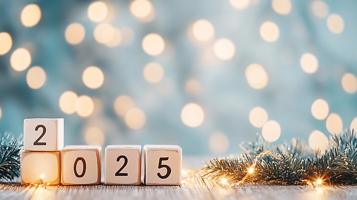 JPG 편집이미지 겨울 나뭇잎 조명 새해 사람없음 빛 반짝임 숫자 쌓기 풀 큐브 보케 연말 연초 나무블록 2025년 을사년 편집실사 AI포토 AI콘텐츠 식물 문자 계절 잎 모션 목재 블록 연도 CG 파일형식