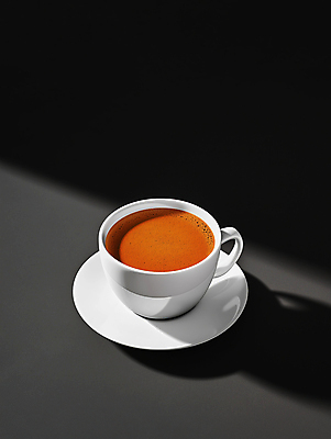 JPG 편집이미지 커피 한잔 그림자 사람없음 검은색 커피잔 컵받침 감성 에스프레소 편집실사 AI포토 AI콘텐츠 1 음료 컬러 컨셉 잔 받침대 CG 파일형식