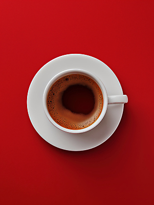 JPG 편집이미지 커피 한잔 그림자 사람없음 빨간색 커피잔 컵받침 감성 에스프레소 편집실사 AI포토 AI콘텐츠 1 음료 컬러 컨셉 잔 받침대 CG 파일형식