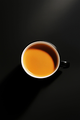 JPG 편집이미지 커피 한잔 그림자 사람없음 검은색 커피잔 감성 에스프레소 편집실사 AI포토 AI콘텐츠 1 음료 컬러 컨셉 잔 CG 파일형식