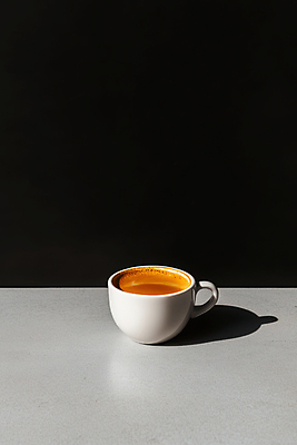 JPG 편집이미지 커피 한잔 그림자 사람없음 검은색 커피잔 감성 에스프레소 편집실사 AI포토 AI콘텐츠 1 음료 컬러 컨셉 잔 CG 파일형식