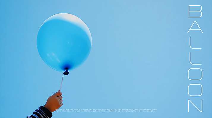 PSD 편집이미지 손 하늘색 하늘 신체부위 잡기 풍선 카피스페이스 이미지편집 모션 사람 파란색 공백 파일형식