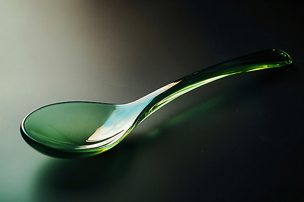 JPG 편집이미지 유리 그림자 사람없음 초록색 숟가락 빈티지 투명 디지털합성 편집실사 AI포토 AI콘텐츠 컬러 컨셉 재질 수저 CG 파일형식