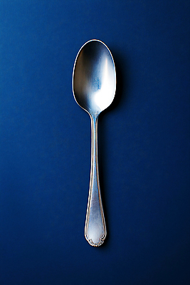 JPG 편집이미지 사람없음 숟가락 빈티지 은색 남색 디지털합성 편집실사 AI포토 AI콘텐츠 컬러 컨셉 수저 CG 파일형식