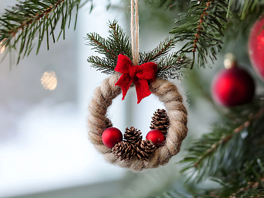 JPG 편집이미지 리본 크리스마스 사람없음 장식 털실 디지털합성 솔방울 솔잎 오너먼트 편집실사 AI포토 AI콘텐츠 기념일 잎 크리스마스장식 실 CG 파일형식